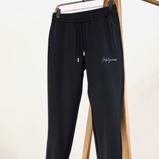 Y-3 山本耀司 2026FW早秋新品 签名印花连帽套装🥼定制珠点空气层面料,肌理感拉满,柔软挺括不皱。上衣连帽设计,左 Y-3 山本耀司 2026FW早秋新品 签名印花连帽套装🥼定制珠点空气层面料,肌理感拉满,柔软挺括不皱。上衣连帽设计,左