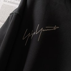 Y-3 山本耀司 2026FW早秋新品 签名印花连帽套装🥼定制珠点空气层面料,肌理感拉满,柔软挺括不皱。上衣连帽设计,左 Y-3 山本耀司 2026FW早秋新品 签名印花连帽套装🥼定制珠点空气层面料,肌理感拉满,柔软挺括不皱。上衣连帽设计,左