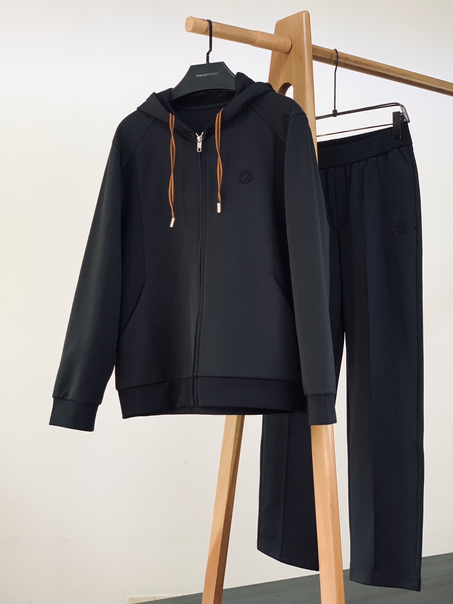 Ermenegildo Zegna 杰尼亚 2026FW早秋新品 新款连帽休闲套装,高端混纺弹力面料,垂感拉满,抗皱好 Ermenegildo Zegna 杰尼亚 2026FW早秋新品 新款连帽休闲套装,高端混纺弹力面料,垂感拉满,抗皱好