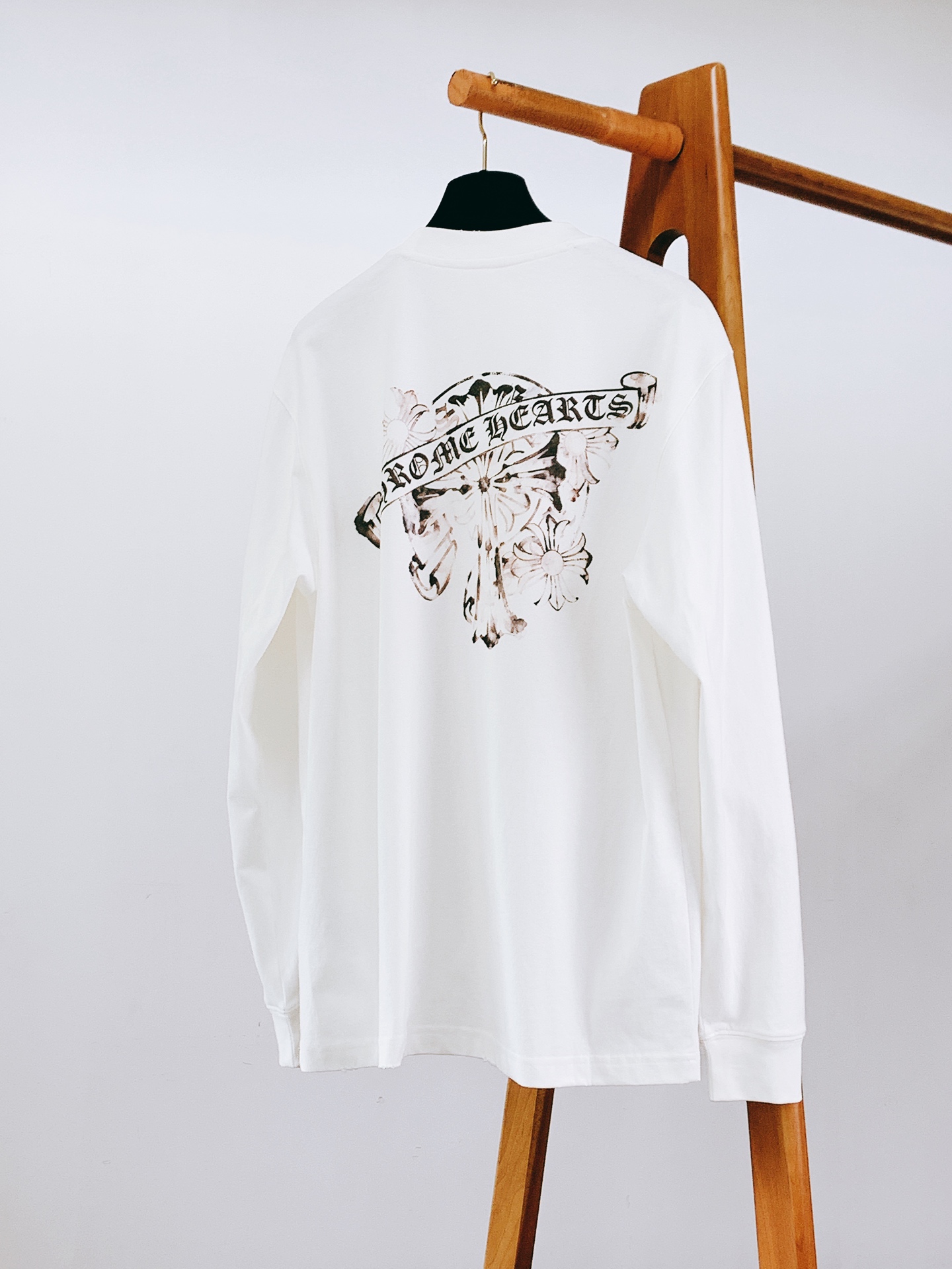 Chrome Hearts 克罗心 2026FW早秋新品 水墨十字花卉长袖打底🥼重磅纯棉,磨边圆领复古做旧。胸前小标+ Chrome Hearts 克罗心 2026FW早秋新品 水墨十字花卉长袖打底🥼重磅纯棉,磨边圆领复古做旧。胸前小标+