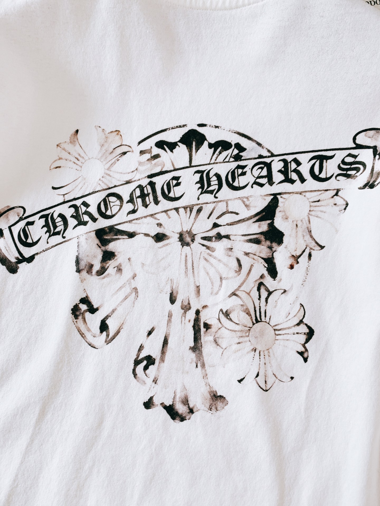 Chrome Hearts 克罗心 2026FW早秋新品 水墨十字花卉长袖打底🥼重磅纯棉,磨边圆领复古做旧。胸前小标+ Chrome Hearts 克罗心 2026FW早秋新品 水墨十字花卉长袖打底🥼重磅纯棉,磨边圆领复古做旧。胸前小标+