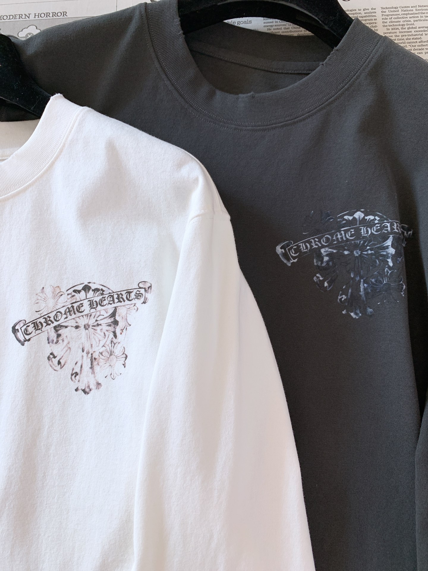 Chrome Hearts 克罗心 2026FW早秋新品 水墨十字花卉长袖打底🥼重磅纯棉,磨边圆领复古做旧。胸前小标+ Chrome Hearts 克罗心 2026FW早秋新品 水墨十字花卉长袖打底🥼重磅纯棉,磨边圆领复古做旧。胸前小标+
