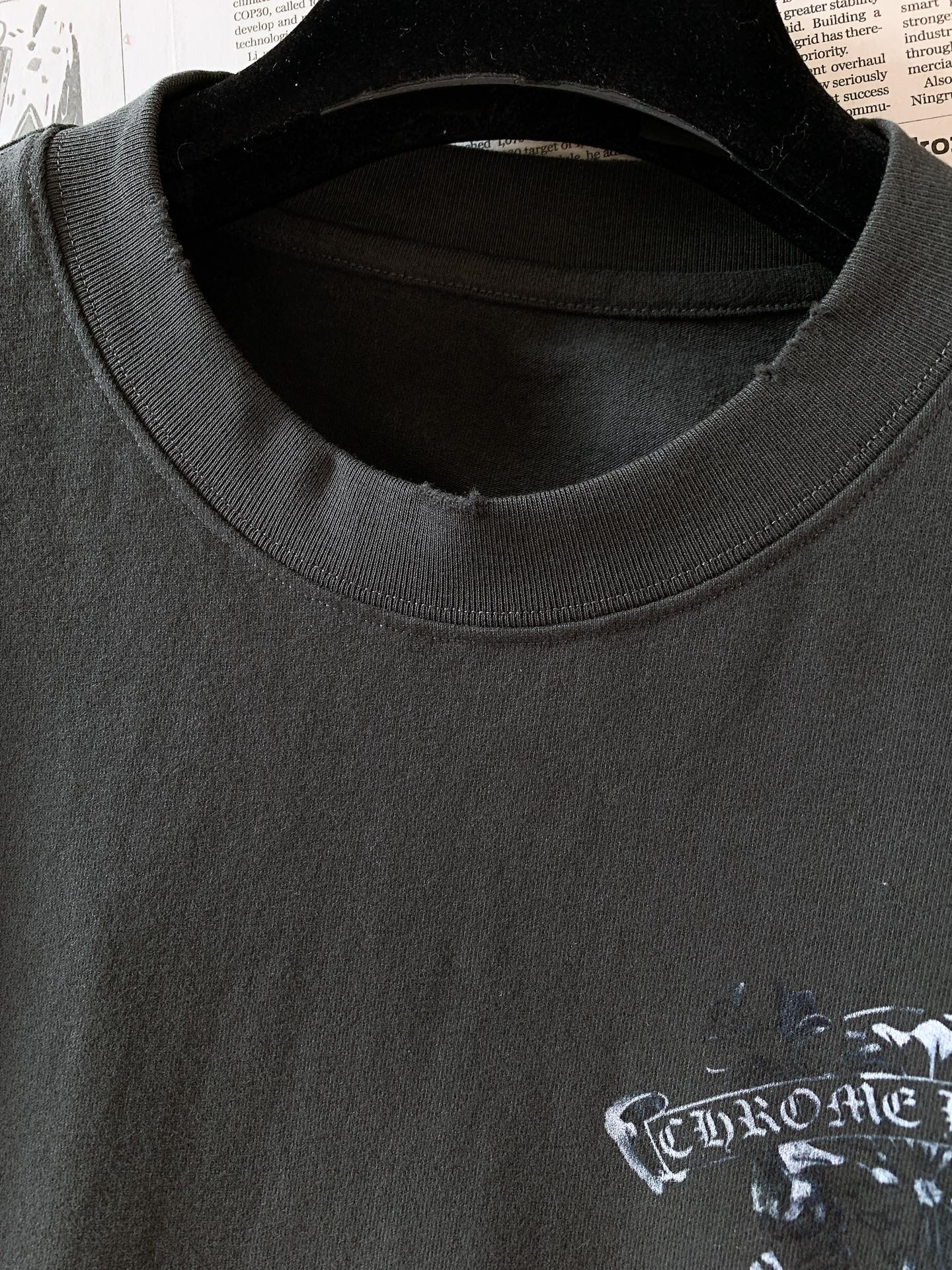 Chrome Hearts 克罗心 2026FW早秋新品 水墨十字花卉长袖打底🥼重磅纯棉,磨边圆领复古做旧。胸前小标+ Chrome Hearts 克罗心 2026FW早秋新品 水墨十字花卉长袖打底🥼重磅纯棉,磨边圆领复古做旧。胸前小标+