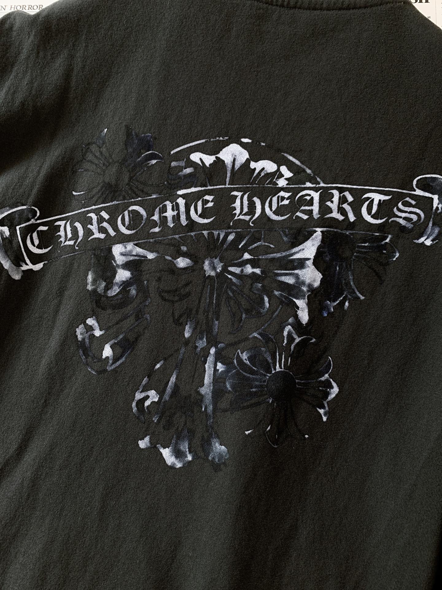 Chrome Hearts 克罗心 2026FW早秋新品 水墨十字花卉长袖打底🥼重磅纯棉,磨边圆领复古做旧。胸前小标+ Chrome Hearts 克罗心 2026FW早秋新品 水墨十字花卉长袖打底🥼重磅纯棉,磨边圆领复古做旧。胸前小标+