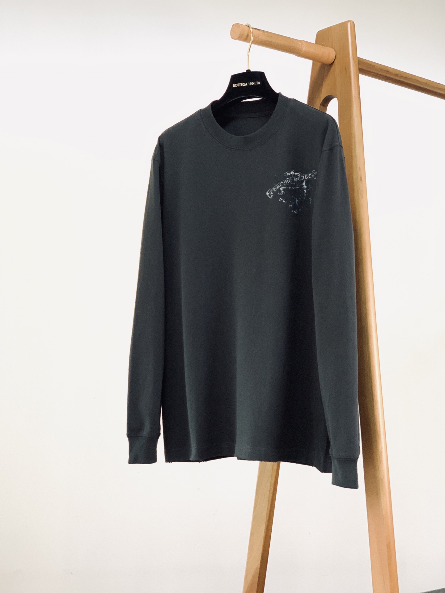 Chrome Hearts 克罗心 2026FW早秋新品  水墨十字花卉长袖打底🥼重磅纯棉，磨边圆领复古做旧。胸前小标+