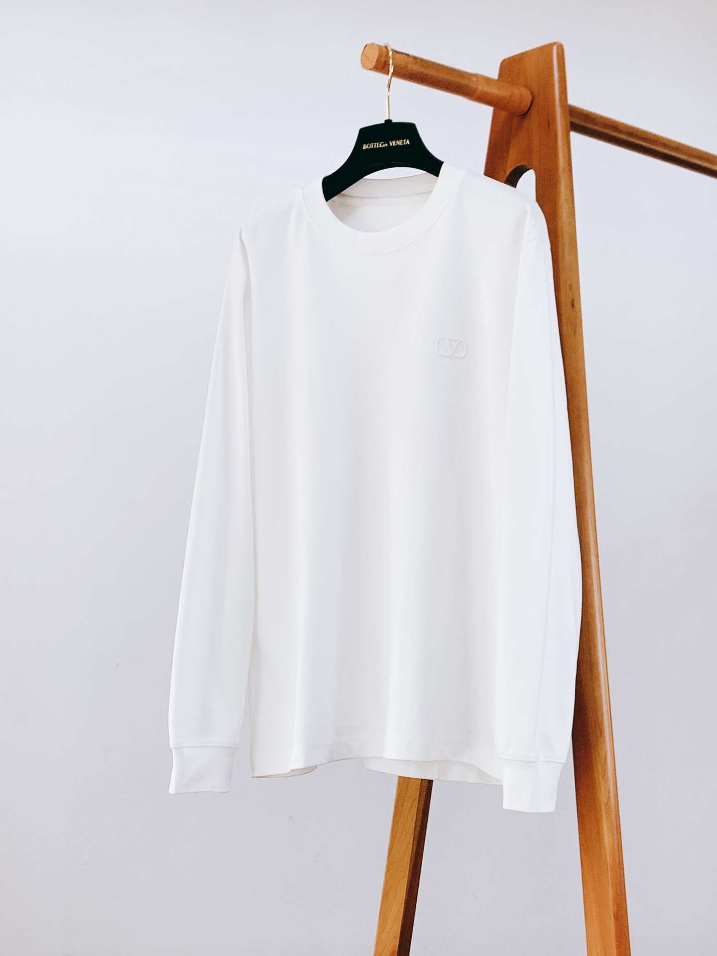 Valentino 华伦天奴 2026FW早秋新品 刺绣柳丁长袖打底衫🥼重磅棉面料,手感细腻扎实,上身垂感很好。经典圆领 Valentino 华伦天奴 2026FW早秋新品 刺绣柳丁长袖打底衫🥼重磅棉面料,手感细腻扎实,上身垂感很好。经典圆领