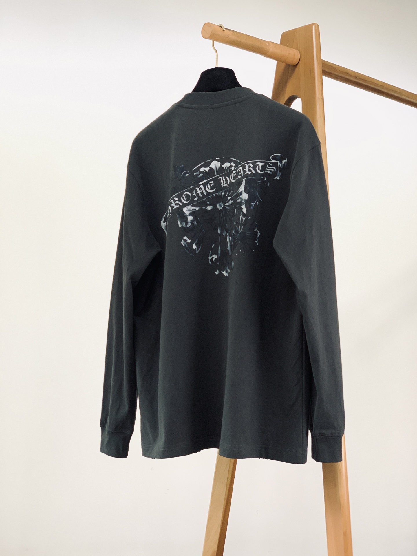 Chrome Hearts 克罗心 2026FW早秋新品 水墨十字花卉长袖打底🥼重磅纯棉,磨边圆领复古做旧。胸前小标+ Chrome Hearts 克罗心 2026FW早秋新品 水墨十字花卉长袖打底🥼重磅纯棉,磨边圆领复古做旧。胸前小标+