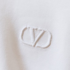 Valentino 华伦天奴 2026FW早秋新品 刺绣柳丁长袖打底衫🥼重磅棉面料,手感细腻扎实,上身垂感很好。经典圆领 Valentino 华伦天奴 2026FW早秋新品 刺绣柳丁长袖打底衫🥼重磅棉面料,手感细腻扎实,上身垂感很好。经典圆领