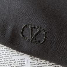 Valentino 华伦天奴 2026FW早秋新品 刺绣柳丁长袖打底衫🥼重磅棉面料,手感细腻扎实,上身垂感很好。经典圆领 Valentino 华伦天奴 2026FW早秋新品 刺绣柳丁长袖打底衫🥼重磅棉面料,手感细腻扎实,上身垂感很好。经典圆领