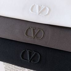 Valentino 华伦天奴 2026FW早秋新品 刺绣柳丁长袖打底衫🥼重磅棉面料,手感细腻扎实,上身垂感很好。经典圆领 Valentino 华伦天奴 2026FW早秋新品 刺绣柳丁长袖打底衫🥼重磅棉面料,手感细腻扎实,上身垂感很好。经典圆领