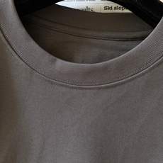 Valentino 华伦天奴 2026FW早秋新品 刺绣柳丁长袖打底衫🥼重磅棉面料,手感细腻扎实,上身垂感很好。经典圆领 Valentino 华伦天奴 2026FW早秋新品 刺绣柳丁长袖打底衫🥼重磅棉面料,手感细腻扎实,上身垂感很好。经典圆领