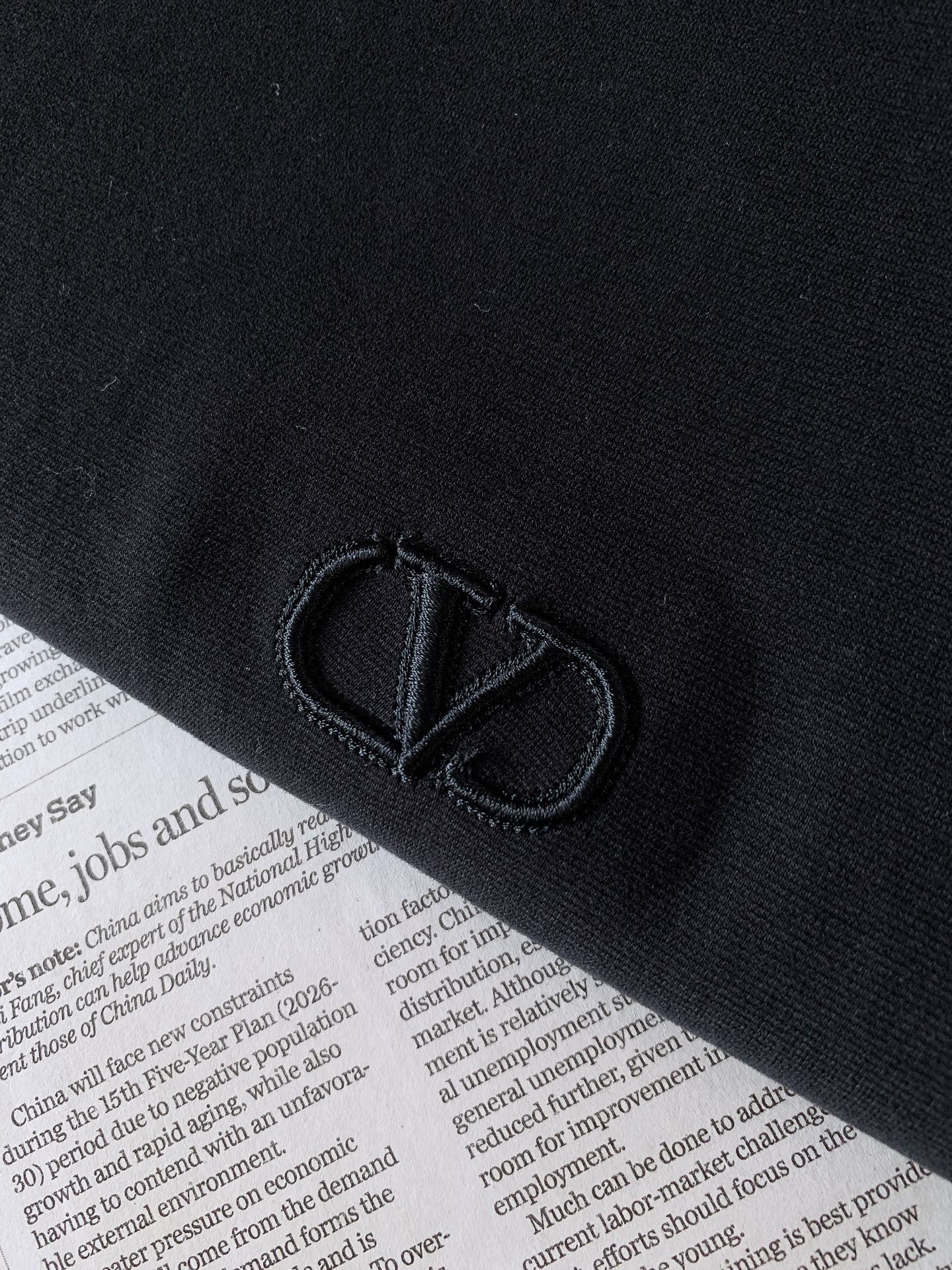Valentino 华伦天奴 2026FW早秋新品 刺绣柳丁长袖打底衫🥼重磅棉面料,手感细腻扎实,上身垂感很好。经典圆领 Valentino 华伦天奴 2026FW早秋新品 刺绣柳丁长袖打底衫🥼重磅棉面料,手感细腻扎实,上身垂感很好。经典圆领