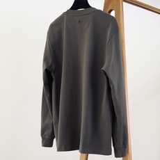 Valentino 华伦天奴 2026FW早秋新品 刺绣柳丁长袖打底衫🥼重磅棉面料,手感细腻扎实,上身垂感很好。经典圆领 Valentino 华伦天奴 2026FW早秋新品 刺绣柳丁长袖打底衫🥼重磅棉面料,手感细腻扎实,上身垂感很好。经典圆领