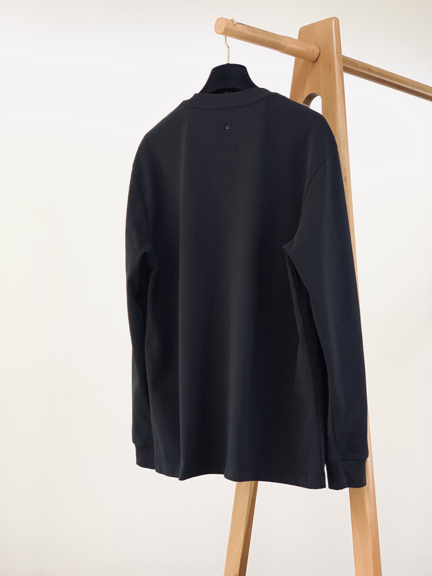 Valentino 华伦天奴 2026FW早秋新品 刺绣柳丁长袖打底衫🥼重磅棉面料,手感细腻扎实,上身垂感很好。经典圆领 Valentino 华伦天奴 2026FW早秋新品 刺绣柳丁长袖打底衫🥼重磅棉面料,手感细腻扎实,上身垂感很好。经典圆领