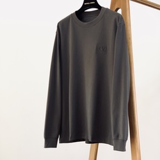Valentino 华伦天奴 2026FW早秋新品 刺绣柳丁长袖打底衫🥼重磅棉面料,手感细腻扎实,上身垂感很好。经典圆领 Valentino 华伦天奴 2026FW早秋新品 刺绣柳丁长袖打底衫🥼重磅棉面料,手感细腻扎实,上身垂感很好。经典圆领