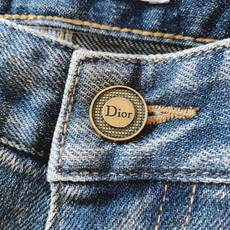 Dior Homme 迪奥·桀傲 2026FW早秋新品 复古水洗牛仔裤👖 重磅牛仔面料,手工做旧猫须磨白,后袋老花底+立 Dior Homme 迪奥·桀傲 2026FW早秋新品 复古水洗牛仔裤👖 重磅牛仔面料,手工做旧猫须磨白,后袋老花底+立