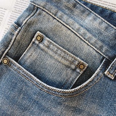 Dior Homme 迪奥·桀傲 2026FW早秋新品 复古水洗牛仔裤👖 重磅牛仔面料,手工做旧猫须磨白,后袋老花底+立 Dior Homme 迪奥·桀傲 2026FW早秋新品 复古水洗牛仔裤👖 重磅牛仔面料,手工做旧猫须磨白,后袋老花底+立