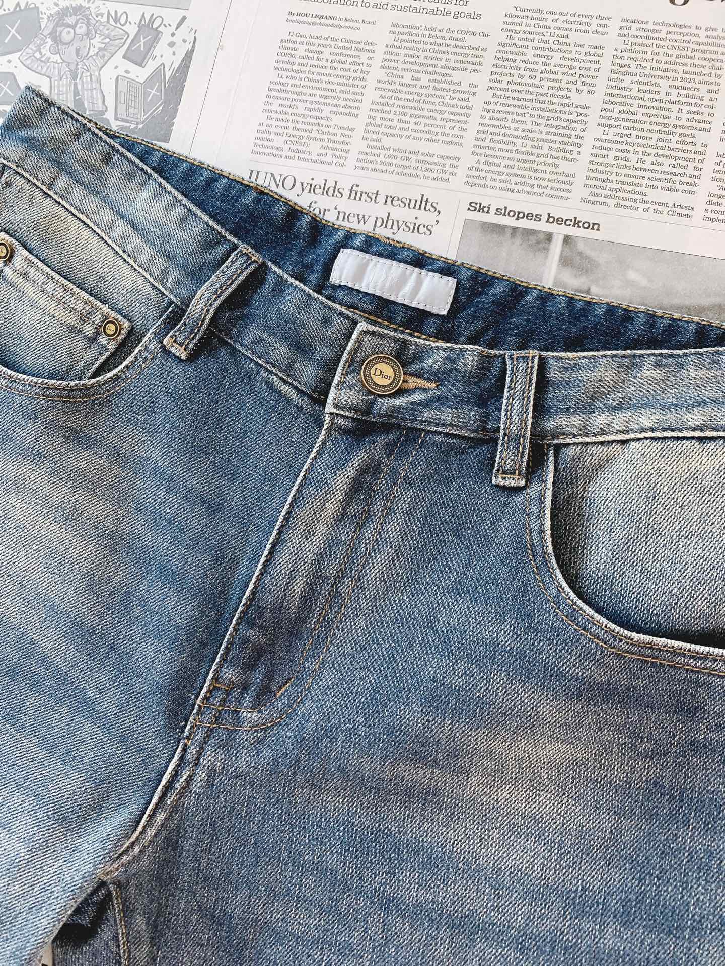 Dior Homme 迪奥·桀傲 2026FW早秋新品 复古水洗牛仔裤👖 重磅牛仔面料,手工做旧猫须磨白,后袋老花底+立 Dior Homme 迪奥·桀傲 2026FW早秋新品 复古水洗牛仔裤👖 重磅牛仔面料,手工做旧猫须磨白,后袋老花底+立
