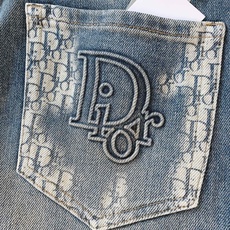 Dior Homme 迪奥·桀傲 2026FW早秋新品 复古水洗牛仔裤👖 重磅牛仔面料,手工做旧猫须磨白,后袋老花底+立 Dior Homme 迪奥·桀傲 2026FW早秋新品 复古水洗牛仔裤👖 重磅牛仔面料,手工做旧猫须磨白,后袋老花底+立