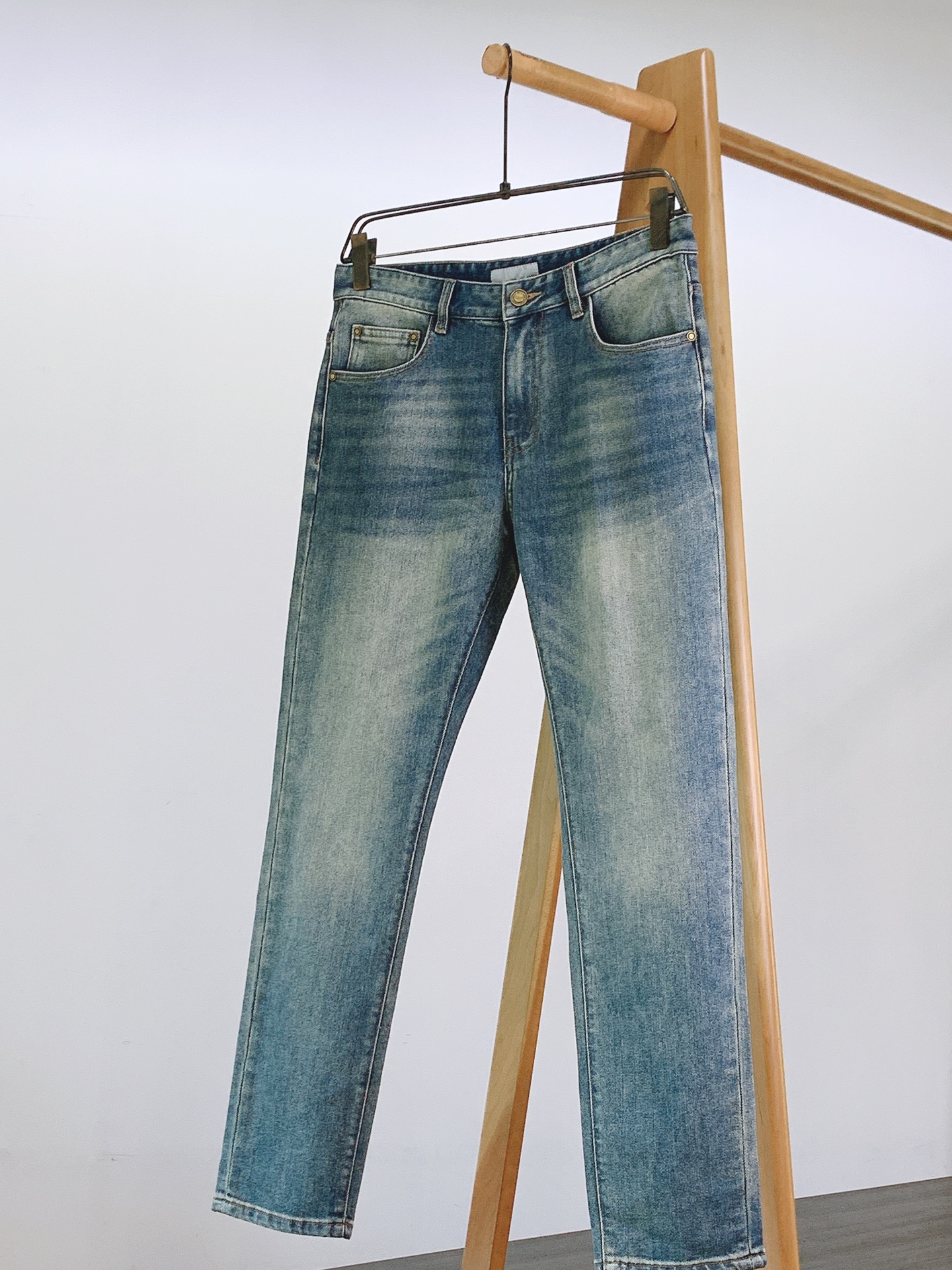 Dior Homme 迪奥·桀傲 2026FW早秋新品 复古水洗牛仔裤👖 重磅牛仔面料,手工做旧猫须磨白,后袋老花底+立 Dior Homme 迪奥·桀傲 2026FW早秋新品 复古水洗牛仔裤👖 重磅牛仔面料,手工做旧猫须磨白,后袋老花底+立