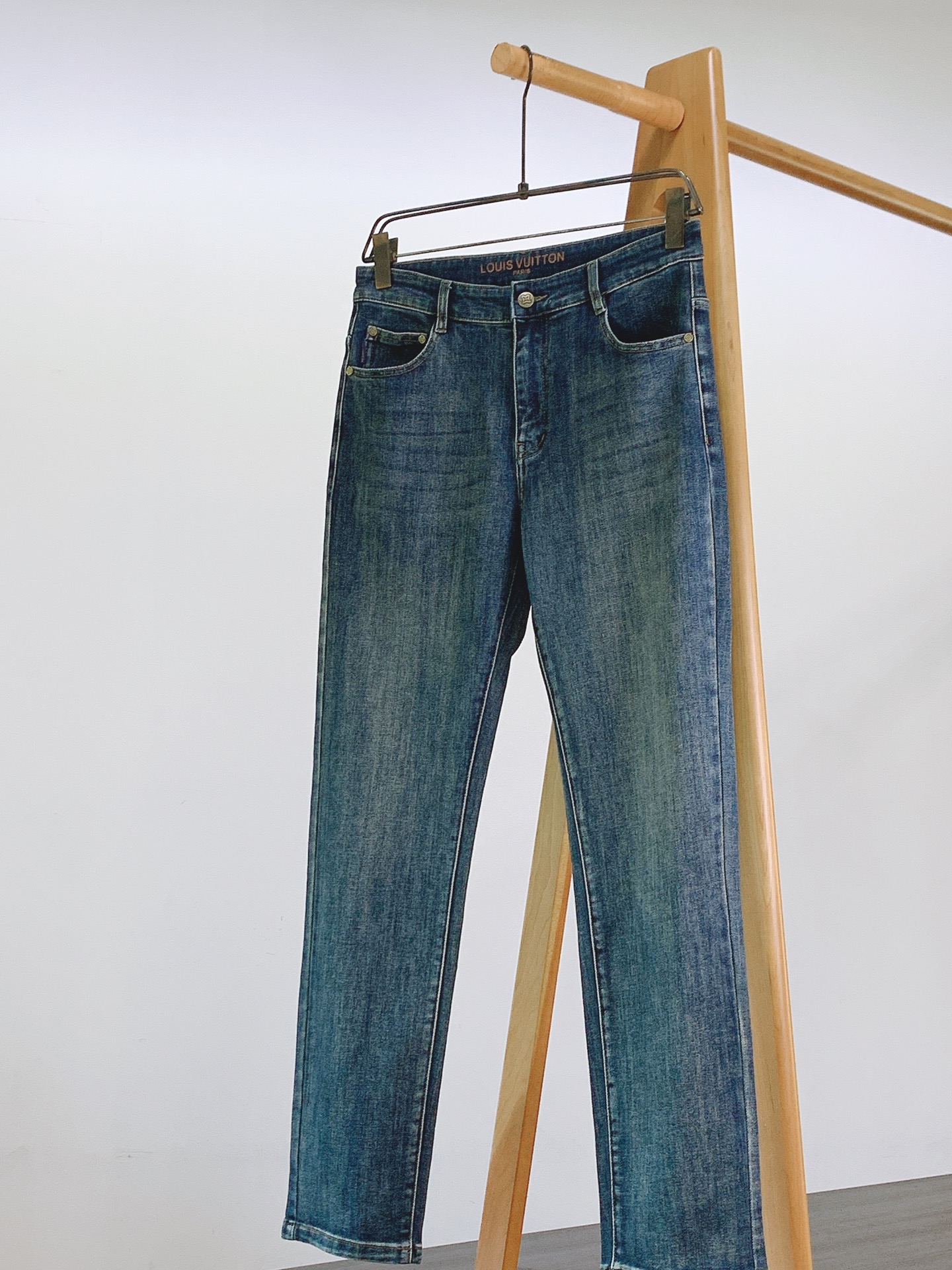 LouisVuitton 路易威登 2026FW早秋新品 复古水洗直筒牛仔裤👖重磅斜纹牛仔料，经过专属复古水洗做旧，裤身