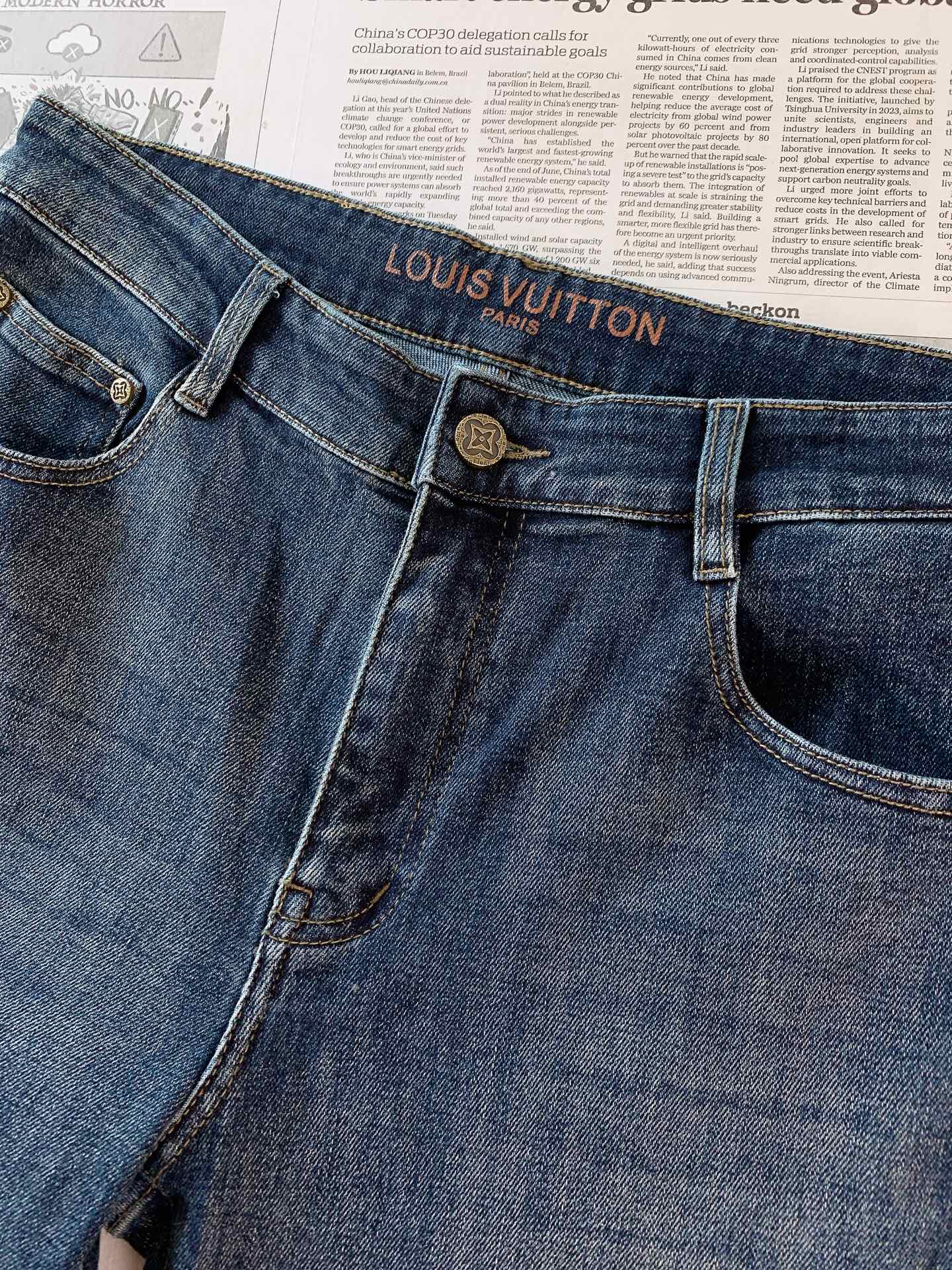 LouisVuitton 路易威登 2026FW早秋新品 复古水洗直筒牛仔裤👖重磅斜纹牛仔料,经过专属复古水洗做旧,裤身 LouisVuitton 路易威登 2026FW早秋新品 复古水洗直筒牛仔裤👖重磅斜纹牛仔料,经过专属复古水洗做旧,裤身