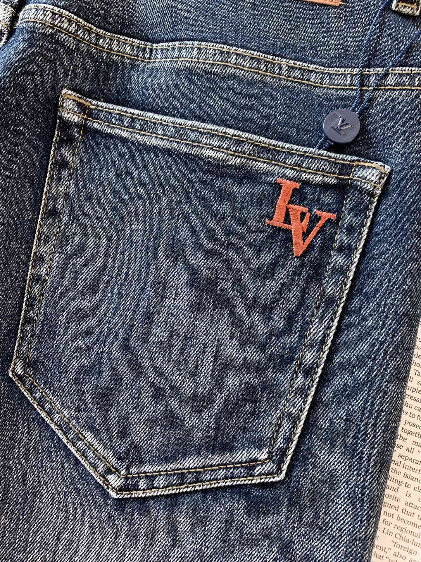 LouisVuitton 路易威登 2026FW早秋新品 复古水洗直筒牛仔裤👖重磅斜纹牛仔料,经过专属复古水洗做旧,裤身 LouisVuitton 路易威登 2026FW早秋新品 复古水洗直筒牛仔裤👖重磅斜纹牛仔料,经过专属复古水洗做旧,裤身