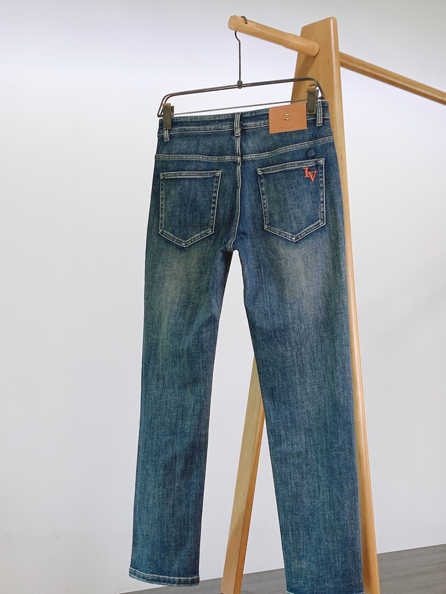 LouisVuitton 路易威登 2026FW早秋新品 复古水洗直筒牛仔裤👖重磅斜纹牛仔料,经过专属复古水洗做旧,裤身 LouisVuitton 路易威登 2026FW早秋新品 复古水洗直筒牛仔裤👖重磅斜纹牛仔料,经过专属复古水洗做旧,裤身