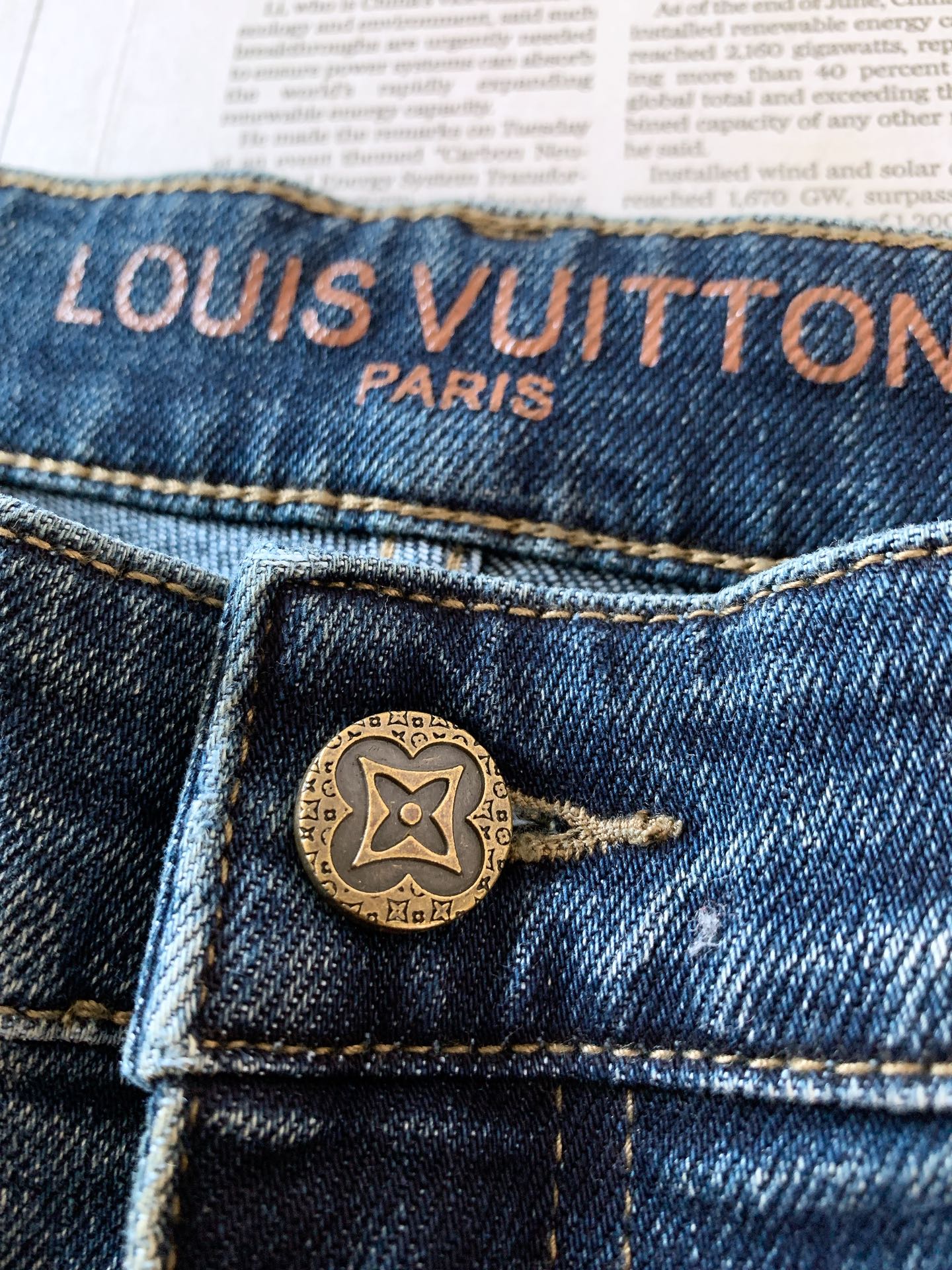 LouisVuitton 路易威登 2026FW早秋新品 复古水洗直筒牛仔裤👖重磅斜纹牛仔料,经过专属复古水洗做旧,裤身 LouisVuitton 路易威登 2026FW早秋新品 复古水洗直筒牛仔裤👖重磅斜纹牛仔料,经过专属复古水洗做旧,裤身