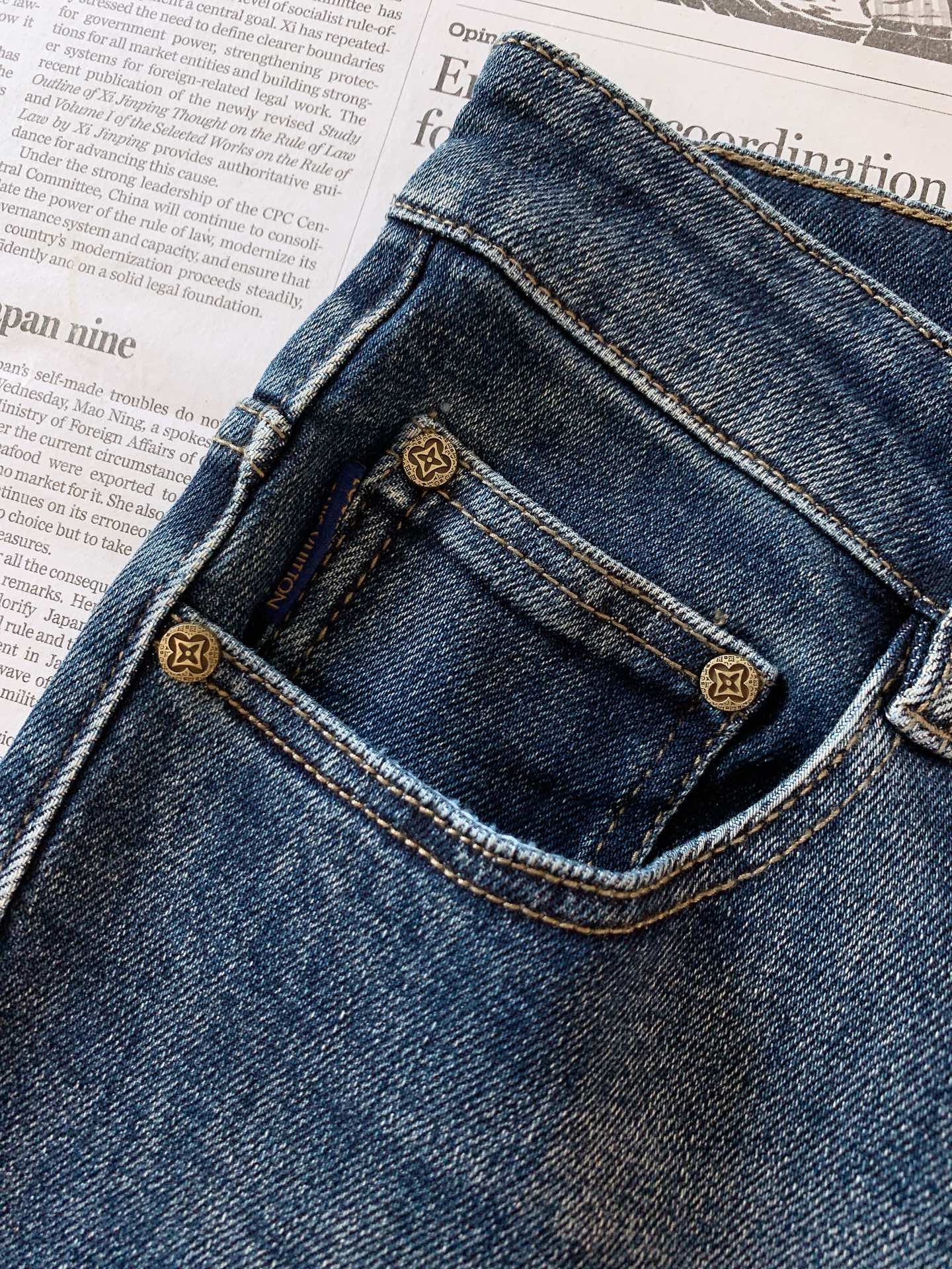 LouisVuitton 路易威登 2026FW早秋新品 复古水洗直筒牛仔裤👖重磅斜纹牛仔料,经过专属复古水洗做旧,裤身 LouisVuitton 路易威登 2026FW早秋新品 复古水洗直筒牛仔裤👖重磅斜纹牛仔料,经过专属复古水洗做旧,裤身