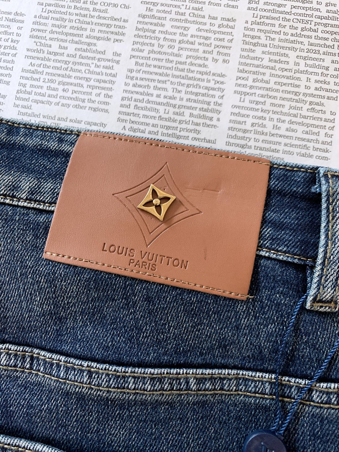 LouisVuitton 路易威登 2026FW早秋新品 复古水洗直筒牛仔裤👖重磅斜纹牛仔料,经过专属复古水洗做旧,裤身 LouisVuitton 路易威登 2026FW早秋新品 复古水洗直筒牛仔裤👖重磅斜纹牛仔料,经过专属复古水洗做旧,裤身