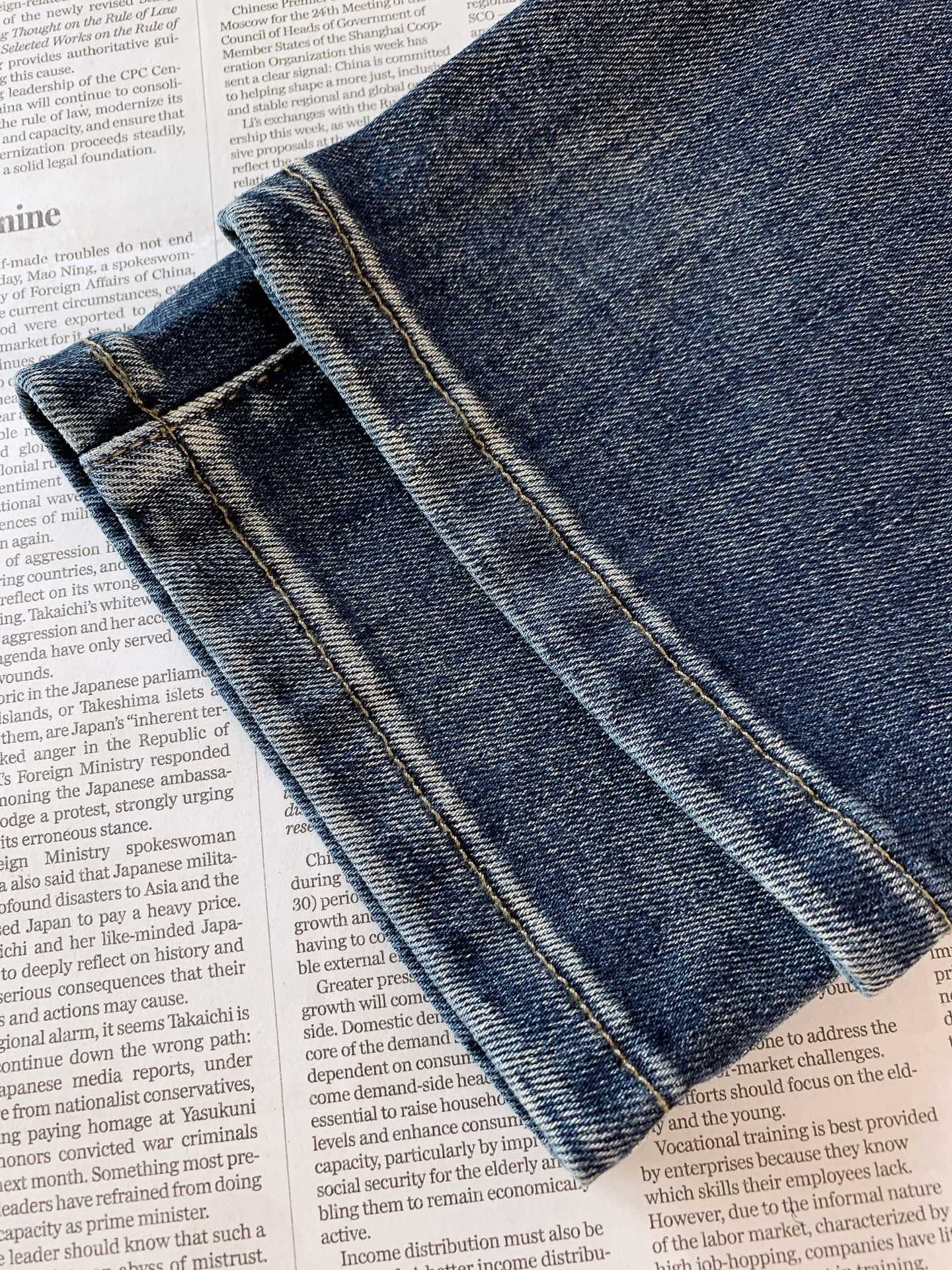 LouisVuitton 路易威登 2026FW早秋新品 复古水洗直筒牛仔裤👖重磅斜纹牛仔料,经过专属复古水洗做旧,裤身 LouisVuitton 路易威登 2026FW早秋新品 复古水洗直筒牛仔裤👖重磅斜纹牛仔料,经过专属复古水洗做旧,裤身