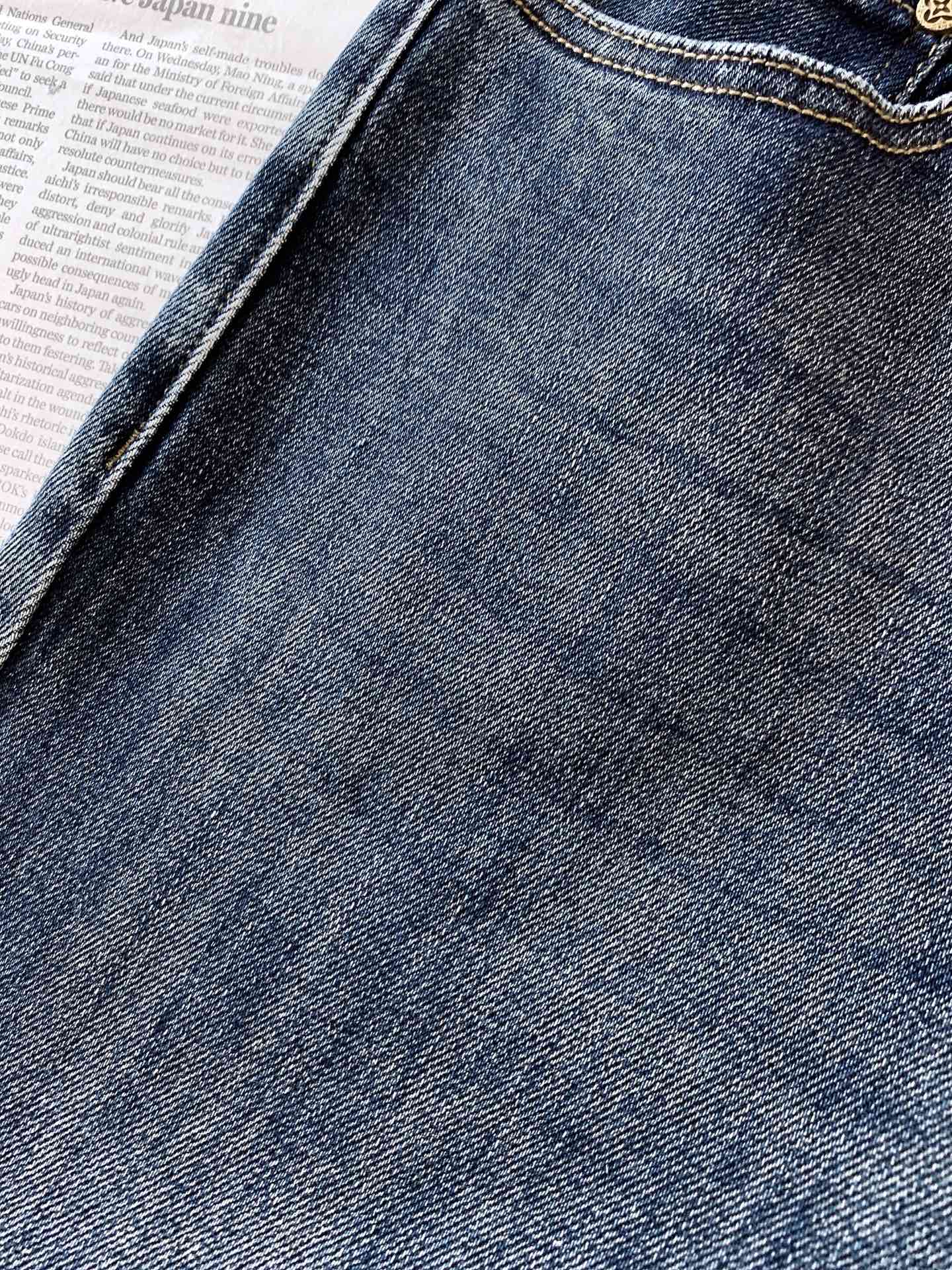 LouisVuitton 路易威登 2026FW早秋新品 复古水洗直筒牛仔裤👖重磅斜纹牛仔料,经过专属复古水洗做旧,裤身 LouisVuitton 路易威登 2026FW早秋新品 复古水洗直筒牛仔裤👖重磅斜纹牛仔料,经过专属复古水洗做旧,裤身