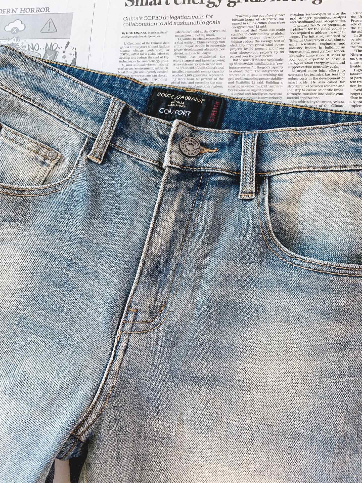 DOLCE&GABBANA 杜嘉班纳 2026FW早秋新品DG复古水洗牛仔裤👖 高弹舒适牛仔面料,经典直筒版型,上身修饰 DOLCE&GABBANA 杜嘉班纳 2026FW早秋新品DG复古水洗牛仔裤👖 高弹舒适牛仔面料,经典直筒版型,上身修饰
