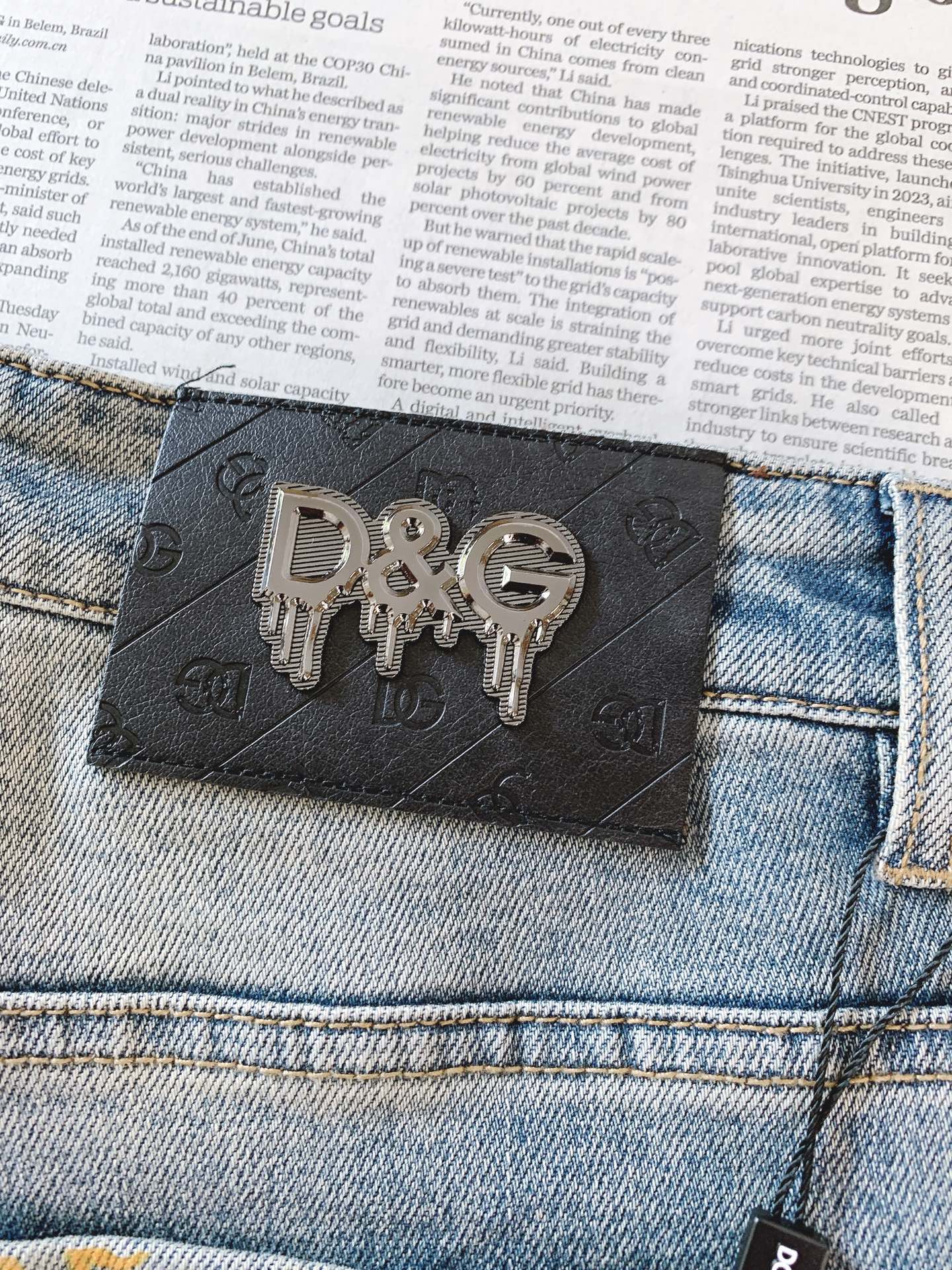 DOLCE&GABBANA 杜嘉班纳 2026FW早秋新品DG复古水洗牛仔裤👖 高弹舒适牛仔面料,经典直筒版型,上身修饰 DOLCE&GABBANA 杜嘉班纳 2026FW早秋新品DG复古水洗牛仔裤👖 高弹舒适牛仔面料,经典直筒版型,上身修饰