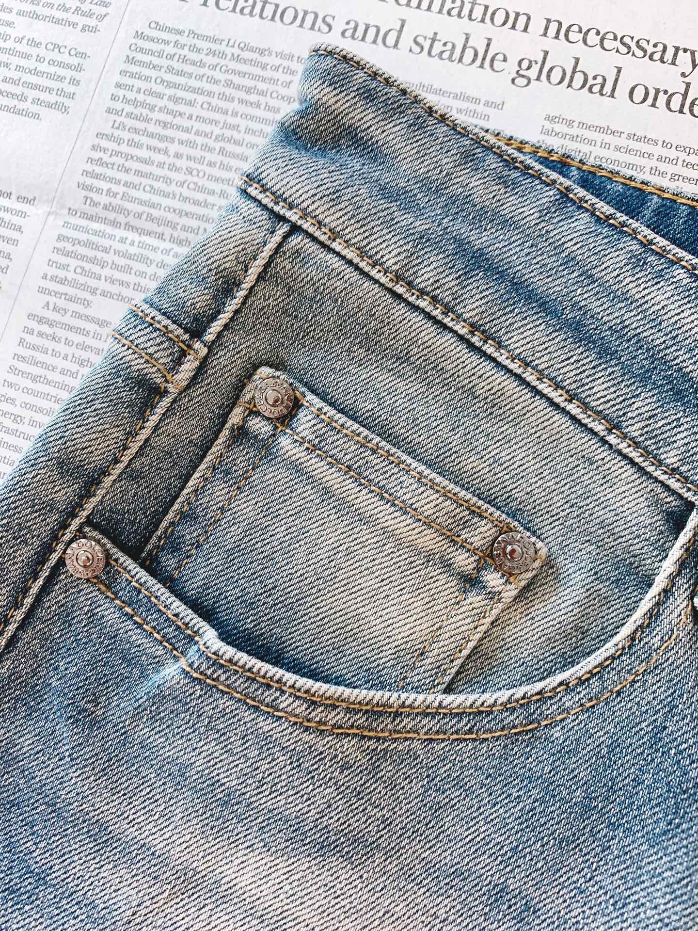 DOLCE&GABBANA 杜嘉班纳 2026FW早秋新品DG复古水洗牛仔裤👖 高弹舒适牛仔面料,经典直筒版型,上身修饰 DOLCE&GABBANA 杜嘉班纳 2026FW早秋新品DG复古水洗牛仔裤👖 高弹舒适牛仔面料,经典直筒版型,上身修饰
