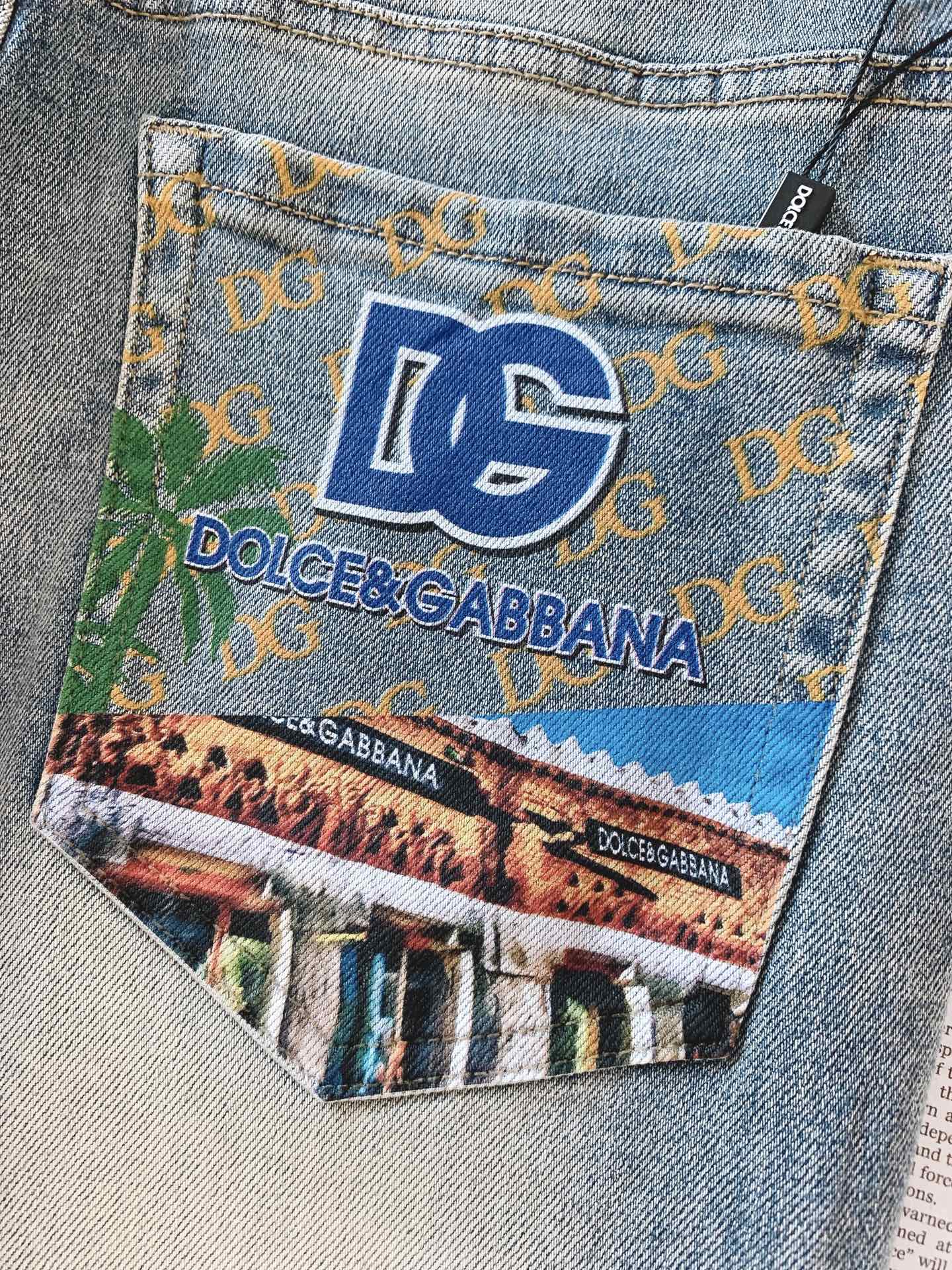 DOLCE&GABBANA 杜嘉班纳 2026FW早秋新品DG复古水洗牛仔裤👖 高弹舒适牛仔面料,经典直筒版型,上身修饰 DOLCE&GABBANA 杜嘉班纳 2026FW早秋新品DG复古水洗牛仔裤👖 高弹舒适牛仔面料,经典直筒版型,上身修饰