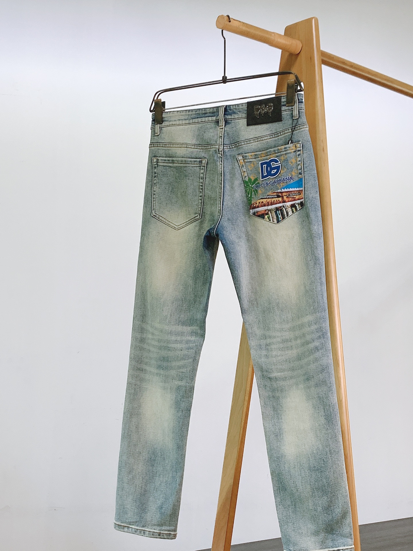 DOLCE&GABBANA 杜嘉班纳 2026FW早秋新品DG复古水洗牛仔裤👖 高弹舒适牛仔面料,经典直筒版型,上身修饰 DOLCE&GABBANA 杜嘉班纳 2026FW早秋新品DG复古水洗牛仔裤👖 高弹舒适牛仔面料,经典直筒版型,上身修饰