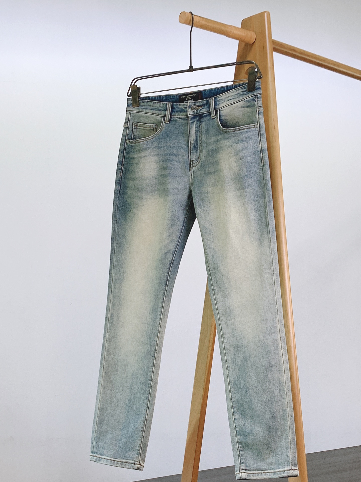 DOLCE&GABBANA 杜嘉班纳 2026FW早秋新品DG复古水洗牛仔裤👖 高弹舒适牛仔面料，经典直筒版型，上身修饰
