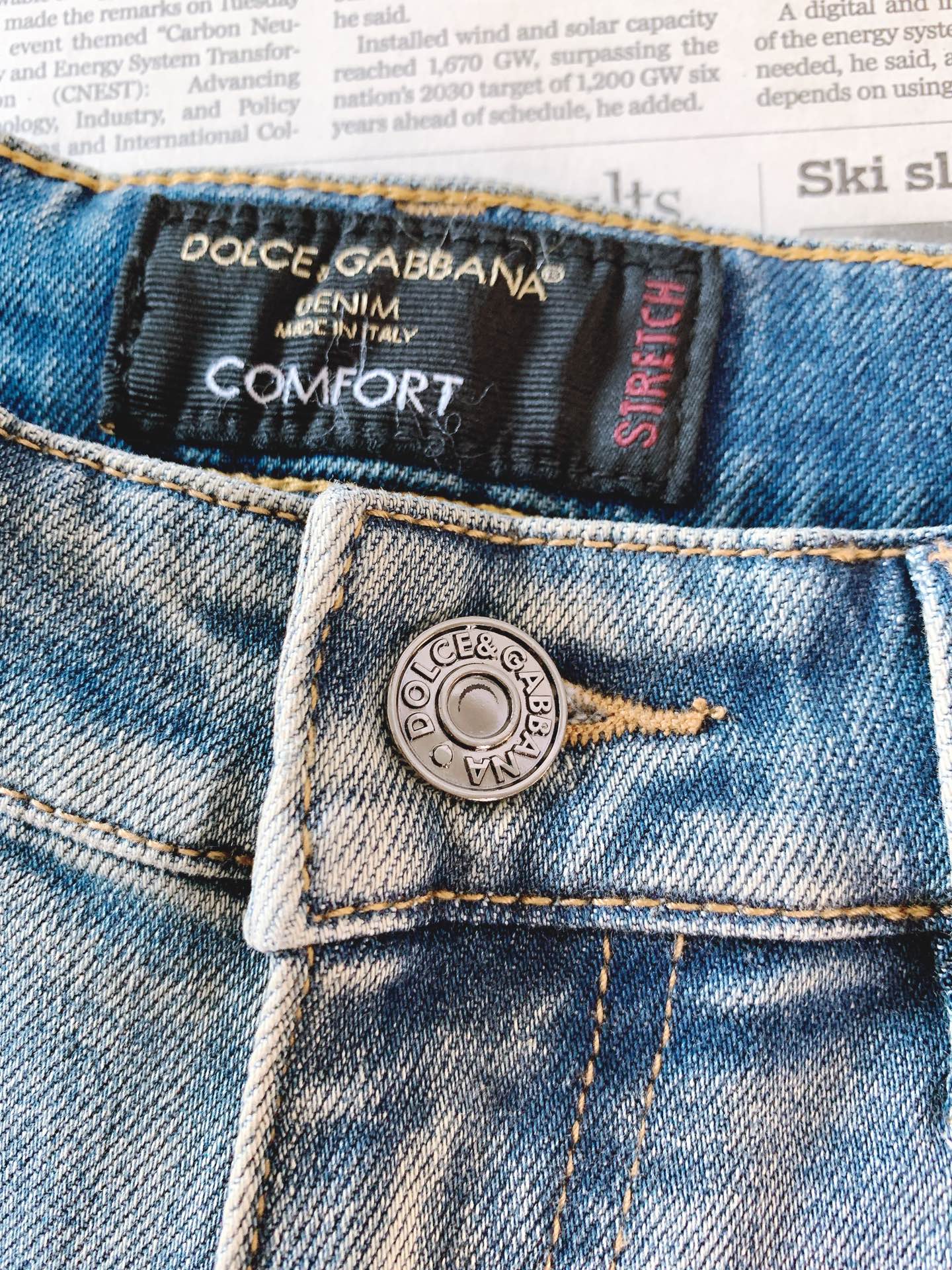 DOLCE&GABBANA 杜嘉班纳 2026FW早秋新品DG复古水洗牛仔裤👖 高弹舒适牛仔面料,经典直筒版型,上身修饰 DOLCE&GABBANA 杜嘉班纳 2026FW早秋新品DG复古水洗牛仔裤👖 高弹舒适牛仔面料,经典直筒版型,上身修饰