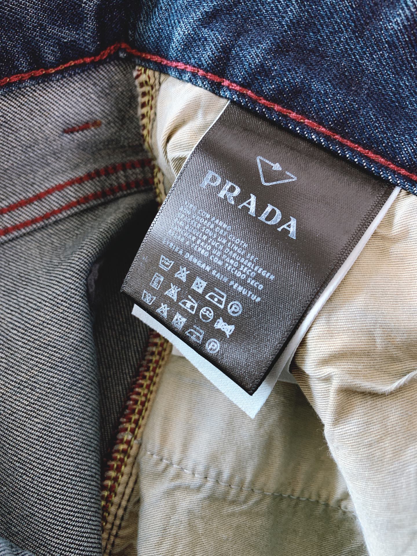 Prada 普拉达 2026FW早秋新品 重磅水洗直筒牛仔裤👖 复古石洗渐变蓝,质感一眼惊艳! 后袋橘色刺绣logo,辨 Prada 普拉达 2026FW早秋新品 重磅水洗直筒牛仔裤👖 复古石洗渐变蓝,质感一眼惊艳! 后袋橘色刺绣logo,辨