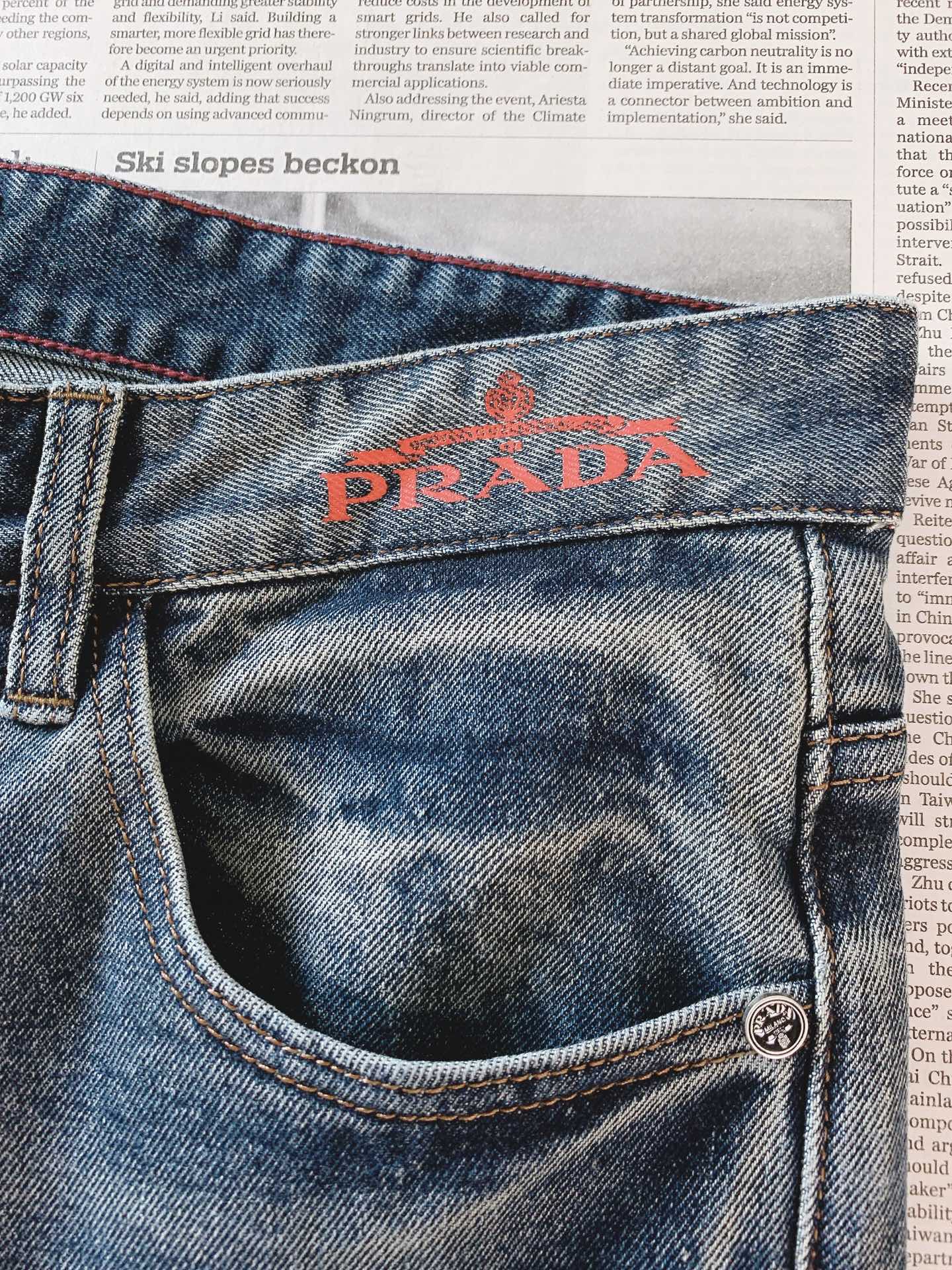Prada 普拉达 2026FW早秋新品 重磅水洗直筒牛仔裤👖 复古石洗渐变蓝,质感一眼惊艳! 后袋橘色刺绣logo,辨 Prada 普拉达 2026FW早秋新品 重磅水洗直筒牛仔裤👖 复古石洗渐变蓝,质感一眼惊艳! 后袋橘色刺绣logo,辨