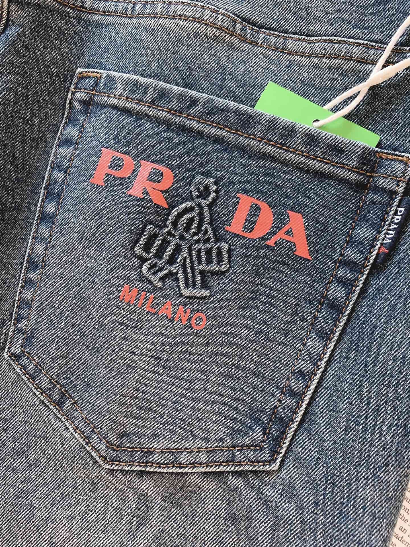 Prada 普拉达 2026FW早秋新品 重磅水洗直筒牛仔裤👖 复古石洗渐变蓝,质感一眼惊艳! 后袋橘色刺绣logo,辨 Prada 普拉达 2026FW早秋新品 重磅水洗直筒牛仔裤👖 复古石洗渐变蓝,质感一眼惊艳! 后袋橘色刺绣logo,辨