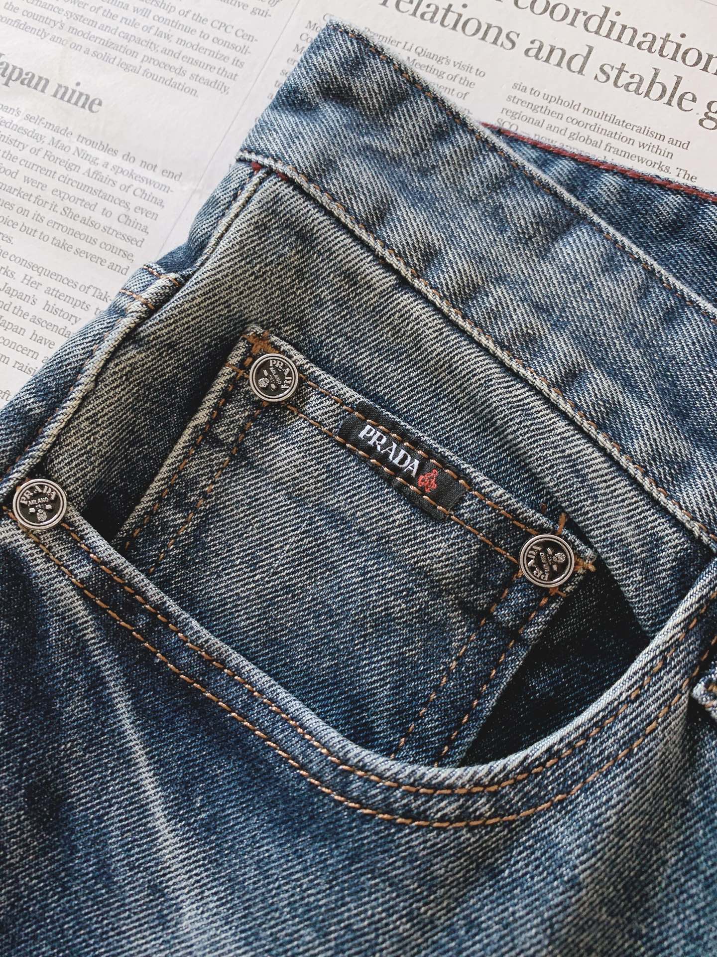Prada 普拉达 2026FW早秋新品 重磅水洗直筒牛仔裤👖 复古石洗渐变蓝,质感一眼惊艳! 后袋橘色刺绣logo,辨 Prada 普拉达 2026FW早秋新品 重磅水洗直筒牛仔裤👖 复古石洗渐变蓝,质感一眼惊艳! 后袋橘色刺绣logo,辨