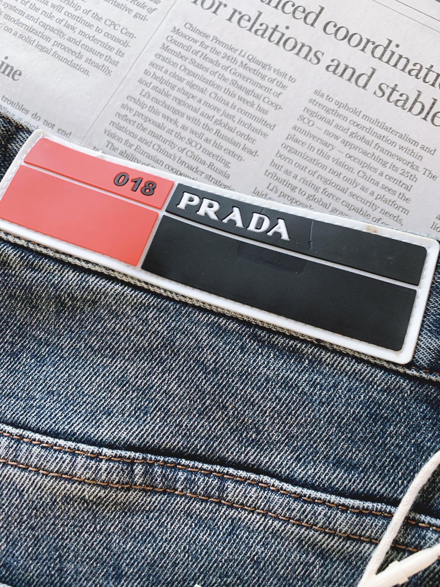Prada 普拉达 2026FW早秋新品 重磅水洗直筒牛仔裤👖 复古石洗渐变蓝,质感一眼惊艳! 后袋橘色刺绣logo,辨 Prada 普拉达 2026FW早秋新品 重磅水洗直筒牛仔裤👖 复古石洗渐变蓝,质感一眼惊艳! 后袋橘色刺绣logo,辨