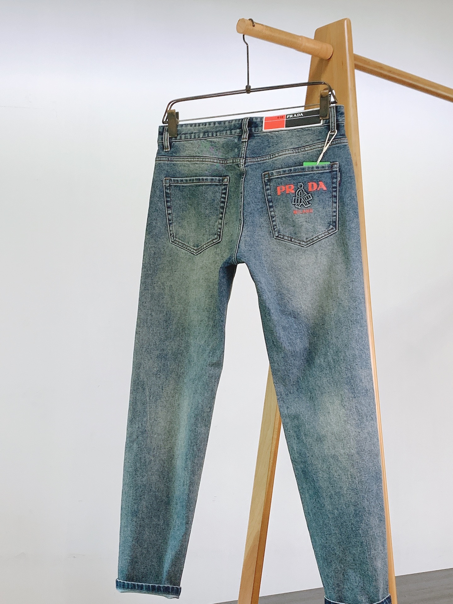 Prada 普拉达 2026FW早秋新品 重磅水洗直筒牛仔裤👖 复古石洗渐变蓝,质感一眼惊艳! 后袋橘色刺绣logo,辨 Prada 普拉达 2026FW早秋新品 重磅水洗直筒牛仔裤👖 复古石洗渐变蓝,质感一眼惊艳! 后袋橘色刺绣logo,辨