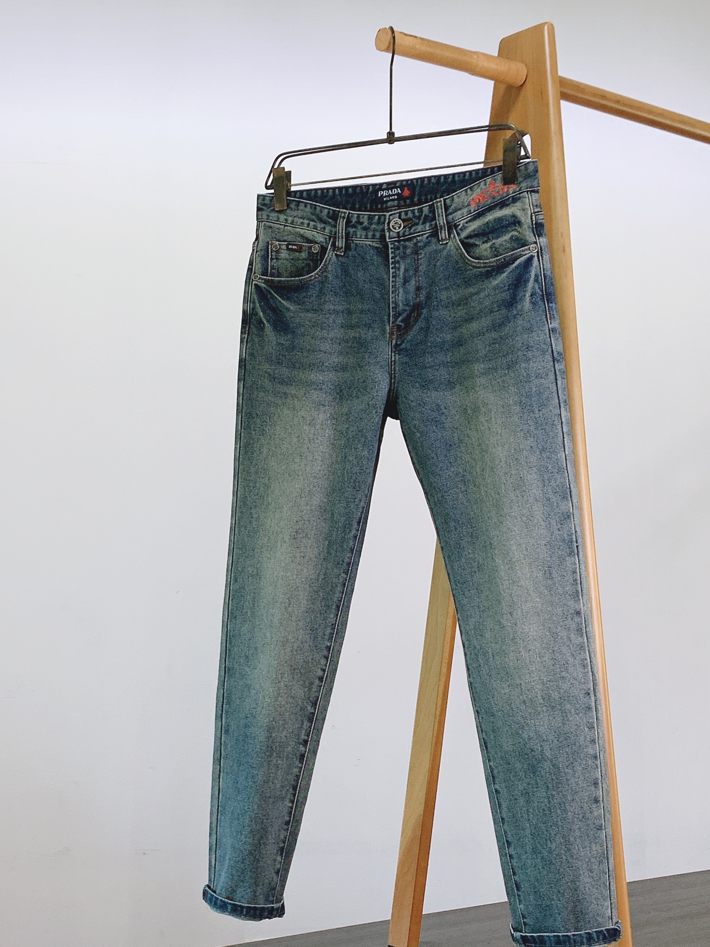 Prada 普拉达 2026FW早秋新品 重磅水洗直筒牛仔裤👖 复古石洗渐变蓝，质感一眼惊艳！ 后袋橘色刺绣logo，辨