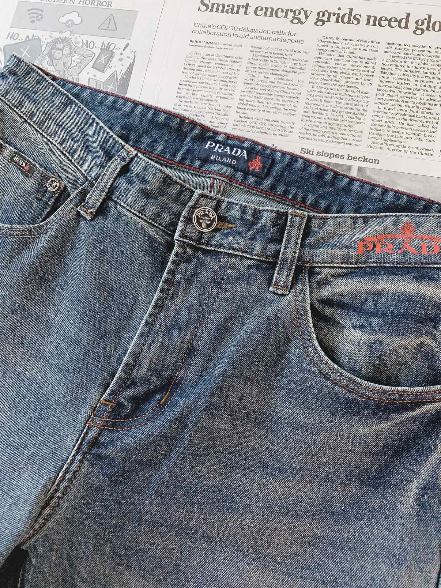 Prada 普拉达 2026FW早秋新品 重磅水洗直筒牛仔裤👖 复古石洗渐变蓝,质感一眼惊艳! 后袋橘色刺绣logo,辨 Prada 普拉达 2026FW早秋新品 重磅水洗直筒牛仔裤👖 复古石洗渐变蓝,质感一眼惊艳! 后袋橘色刺绣logo,辨