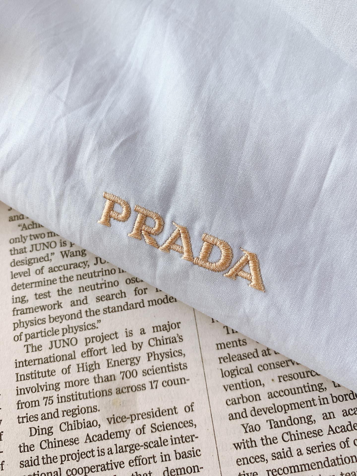 Prada 普拉达 2026FW早秋新品 双面穿夹克外套🥼 甄选挺括轻薄混纺面料,一面复古格纹肌理,触感细腻透气;另一面 Prada 普拉达 2026FW早秋新品 双面穿夹克外套🥼 甄选挺括轻薄混纺面料,一面复古格纹肌理,触感细腻透气;另一面