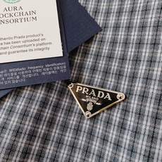 Prada 普拉达 2026FW早秋新品 双面穿夹克外套🥼 甄选挺括轻薄混纺面料,一面复古格纹肌理,触感细腻透气;另一面 Prada 普拉达 2026FW早秋新品 双面穿夹克外套🥼 甄选挺括轻薄混纺面料,一面复古格纹肌理,触感细腻透气;另一面